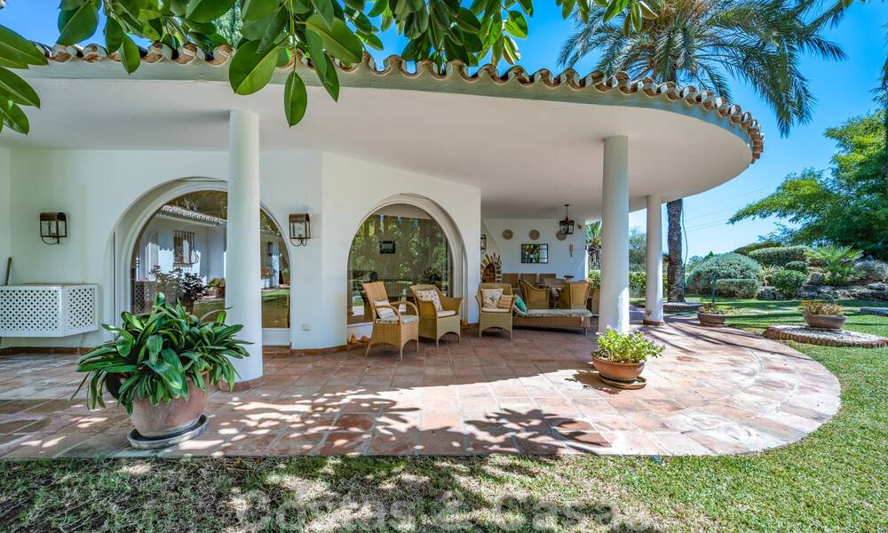 Architecturale bungalow - villa te koop met prachtige vijver op de Golden Mile, Marbella 40335
