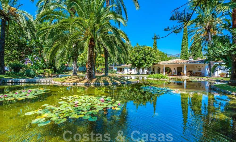 Architecturale bungalow - villa te koop met prachtige vijver op de Golden Mile, Marbella 40336