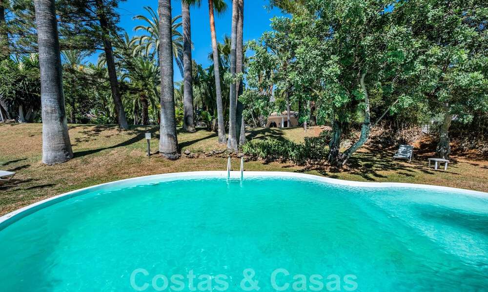 Architecturale bungalow - villa te koop met prachtige vijver op de Golden Mile, Marbella 40338