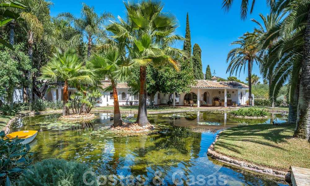 Architecturale bungalow - villa te koop met prachtige vijver op de Golden Mile, Marbella 40339