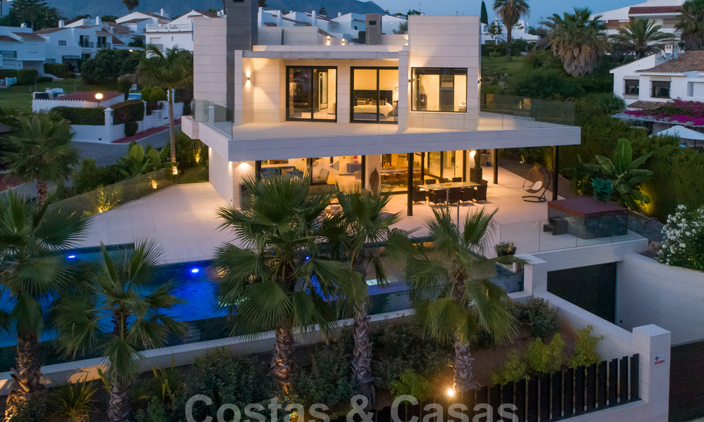 Speciale, architecturale villa te koop in een gated community in Nueva Andalucia, Marbella 40447