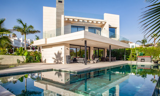Speciale, architecturale villa te koop in een gated community in Nueva Andalucia, Marbella 40454 