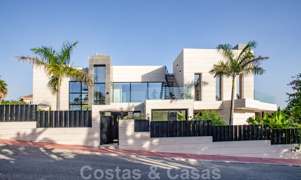Speciale, architecturale villa te koop in een gated community in Nueva Andalucia, Marbella 40455
