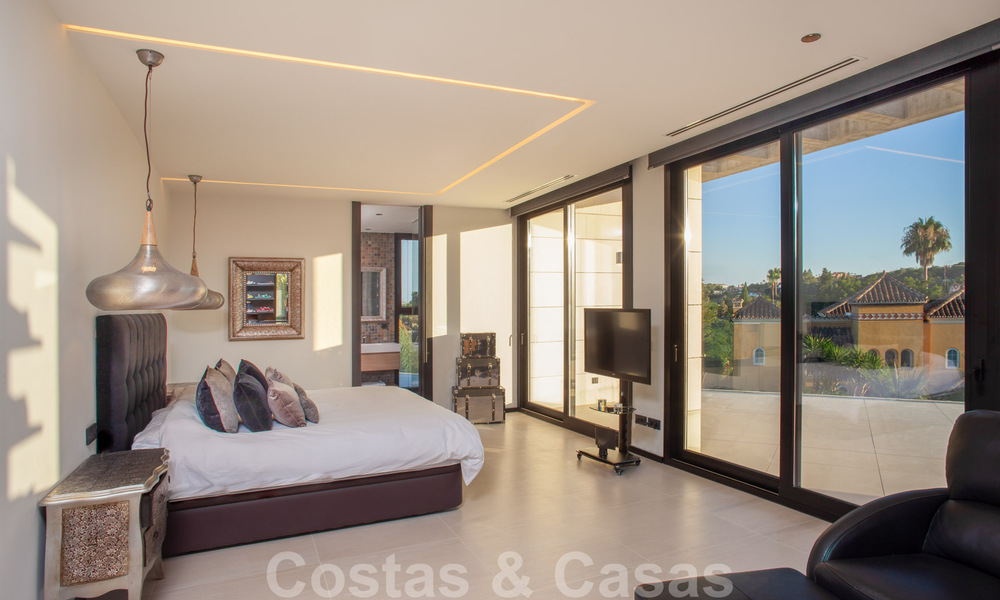 Speciale, architecturale villa te koop in een gated community in Nueva Andalucia, Marbella 40460