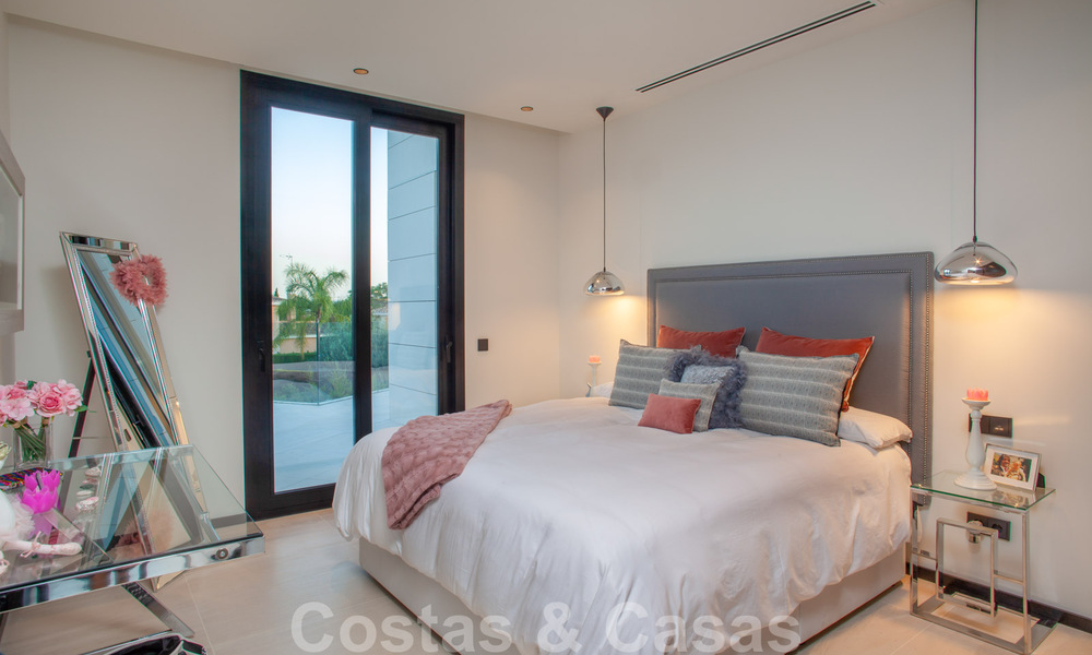 Speciale, architecturale villa te koop in een gated community in Nueva Andalucia, Marbella 40462