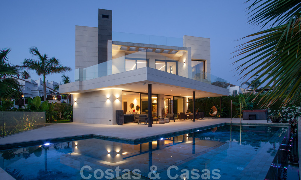 Speciale, architecturale villa te koop in een gated community in Nueva Andalucia, Marbella 40468