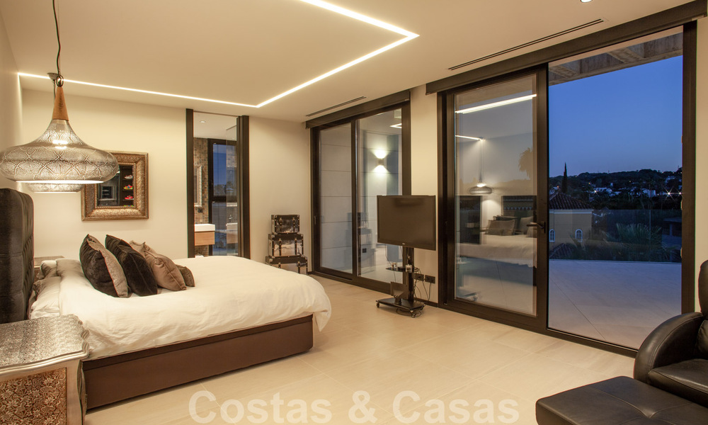 Speciale, architecturale villa te koop in een gated community in Nueva Andalucia, Marbella 40470