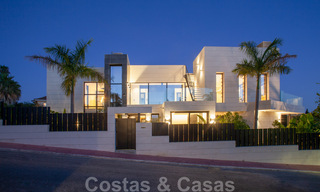 Speciale, architecturale villa te koop in een gated community in Nueva Andalucia, Marbella 40477 