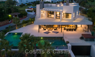 Speciale, architecturale villa te koop in een gated community in Nueva Andalucia, Marbella 40485 