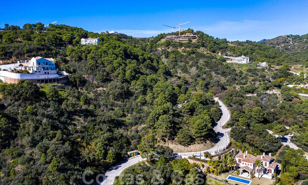 Moderne villa te koop in een natuurlijke omgeving, met panoramisch uitzicht op de vallei en de zee, in een gated resort in Benahavis - Marbella 40505