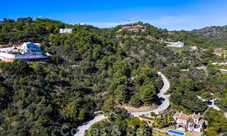Moderne villa te koop in een natuurlijke omgeving, met panoramisch uitzicht op de vallei en de zee, in een gated resort in Benahavis - Marbella 40505 
