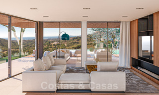 Moderne villa te koop in een natuurlijke omgeving, met panoramisch uitzicht op de vallei en de zee, in een gated resort in Benahavis - Marbella 40520 