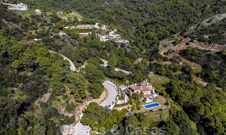 Moderne villa te koop in een natuurlijke omgeving, met panoramisch uitzicht op de vallei en de zee, in een gated resort in Benahavis - Marbella 40527 