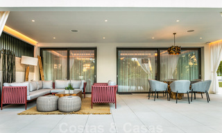 Modern duplex appartement te koop met privétuin en -zwembad op wandelafstand van voorzieningen en het strand, in een gated community op de Golden Mile van Marbella 40568 