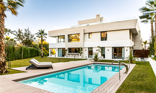 Modern duplex appartement te koop met privétuin en -zwembad op wandelafstand van voorzieningen en het strand, in een gated community op de Golden Mile van Marbella 40570 
