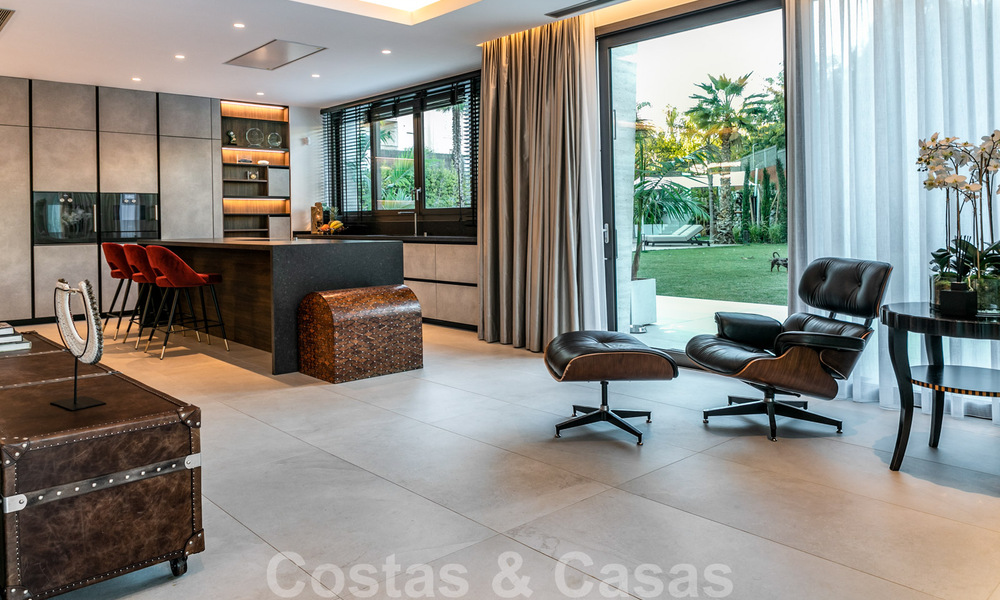 Modern duplex appartement te koop met privétuin en -zwembad op wandelafstand van voorzieningen en het strand, in een gated community op de Golden Mile van Marbella 40571