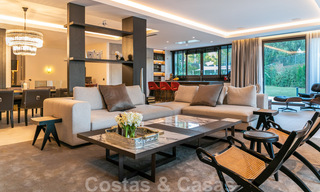 Modern duplex appartement te koop met privétuin en -zwembad op wandelafstand van voorzieningen en het strand, in een gated community op de Golden Mile van Marbella 40572 