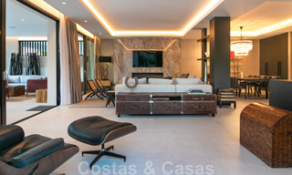 Modern duplex appartement te koop met privétuin en -zwembad op wandelafstand van voorzieningen en het strand, in een gated community op de Golden Mile van Marbella 40573 