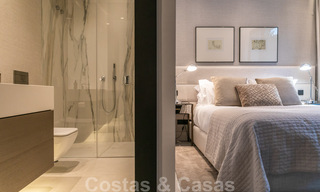 Modern duplex appartement te koop met privétuin en -zwembad op wandelafstand van voorzieningen en het strand, in een gated community op de Golden Mile van Marbella 40577 