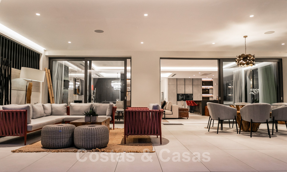 Modern duplex appartement te koop met privétuin en -zwembad op wandelafstand van voorzieningen en het strand, in een gated community op de Golden Mile van Marbella 40583