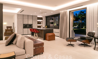 Modern duplex appartement te koop met privétuin en -zwembad op wandelafstand van voorzieningen en het strand, in een gated community op de Golden Mile van Marbella 40584 