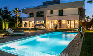 Modern duplex appartement te koop met privétuin en -zwembad op wandelafstand van voorzieningen en het strand, in een gated community op de Golden Mile van Marbella 40585 