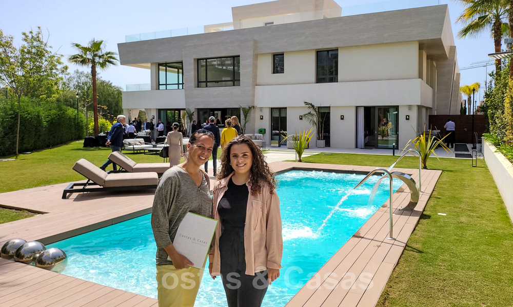 Modern duplex appartement te koop met privétuin en -zwembad op wandelafstand van voorzieningen en het strand, in een gated community op de Golden Mile van Marbella 40586