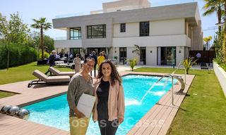 Modern duplex appartement te koop met privétuin en -zwembad op wandelafstand van voorzieningen en het strand, in een gated community op de Golden Mile van Marbella 40586 