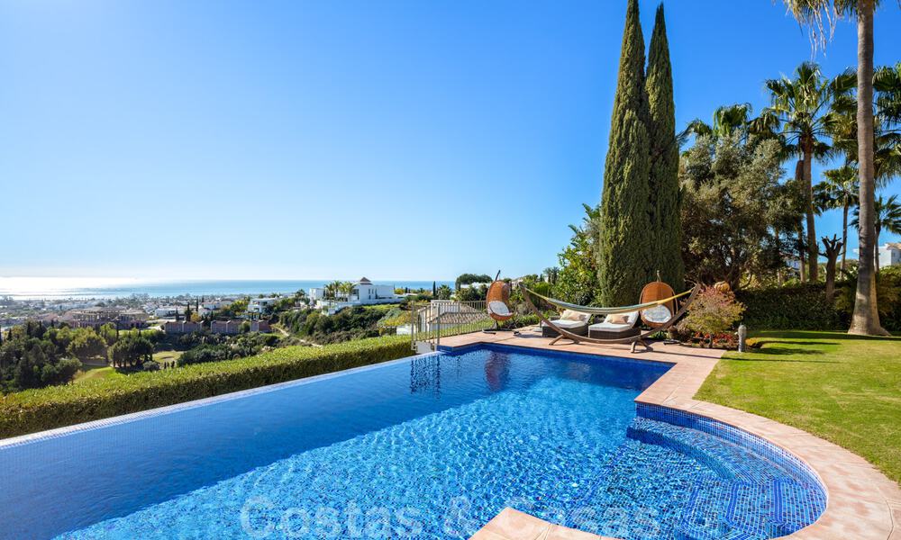 Charmante, Spaanse, luxevilla te koop, eerstelijns golf met open uitzicht over de golfbaan en de zee in Marbella - Benahavis 40869