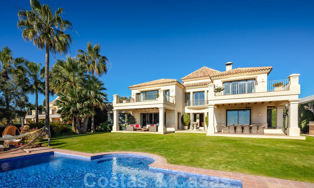 Charmante, Spaanse, luxevilla te koop, eerstelijns golf met open uitzicht over de golfbaan en de zee in Marbella - Benahavis 40870