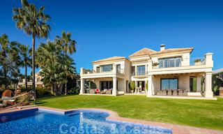 Charmante, Spaanse, luxevilla te koop, eerstelijns golf met open uitzicht over de golfbaan en de zee in Marbella - Benahavis 40870 