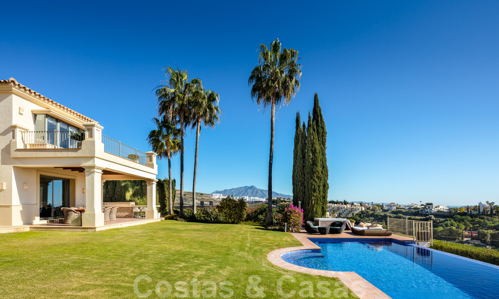Charmante, Spaanse, luxevilla te koop, eerstelijns golf met open uitzicht over de golfbaan en de zee in Marbella - Benahavis 40871