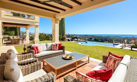 Charmante, Spaanse, luxevilla te koop, eerstelijns golf met open uitzicht over de golfbaan en de zee in Marbella - Benahavis 40872