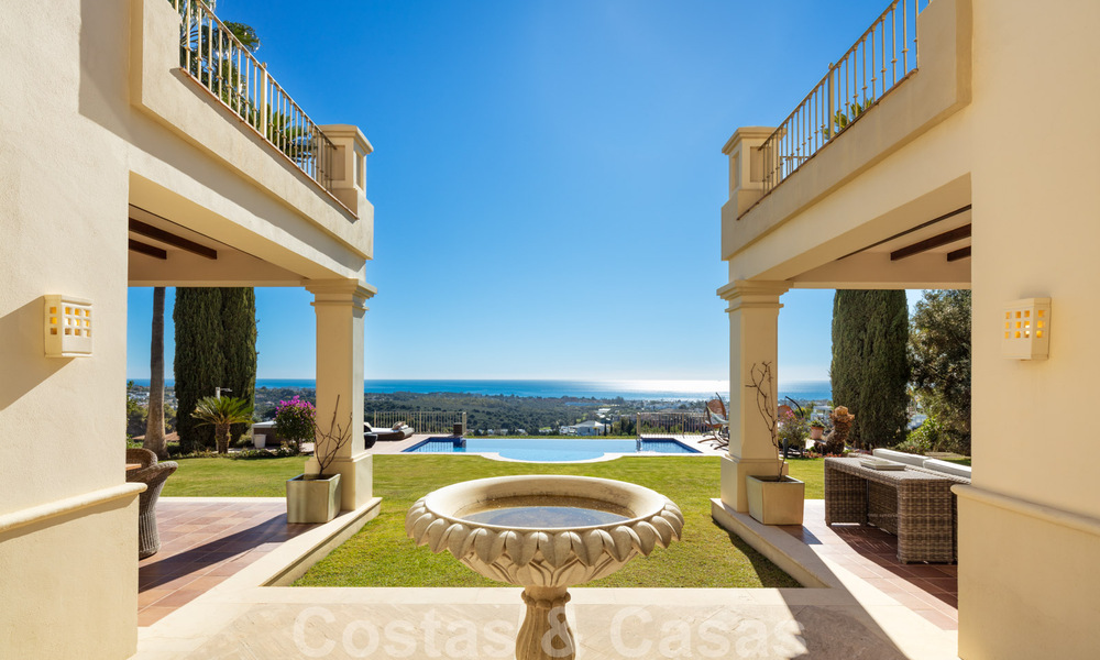 Charmante, Spaanse, luxevilla te koop, eerstelijns golf met open uitzicht over de golfbaan en de zee in Marbella - Benahavis 40874