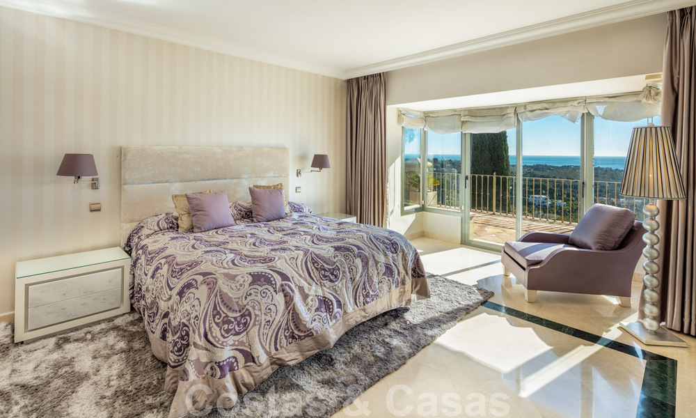Charmante, Spaanse, luxevilla te koop, eerstelijns golf met open uitzicht over de golfbaan en de zee in Marbella - Benahavis 40875