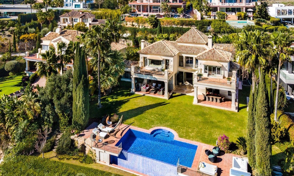 Charmante, Spaanse, luxevilla te koop, eerstelijns golf met open uitzicht over de golfbaan en de zee in Marbella - Benahavis 40877