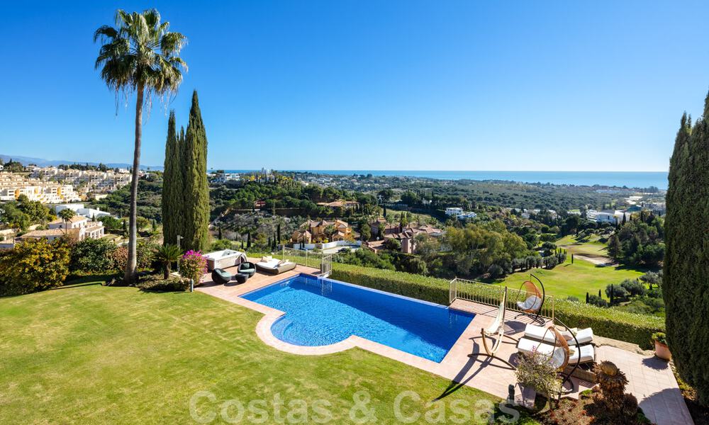 Charmante, Spaanse, luxevilla te koop, eerstelijns golf met open uitzicht over de golfbaan en de zee in Marbella - Benahavis 40881