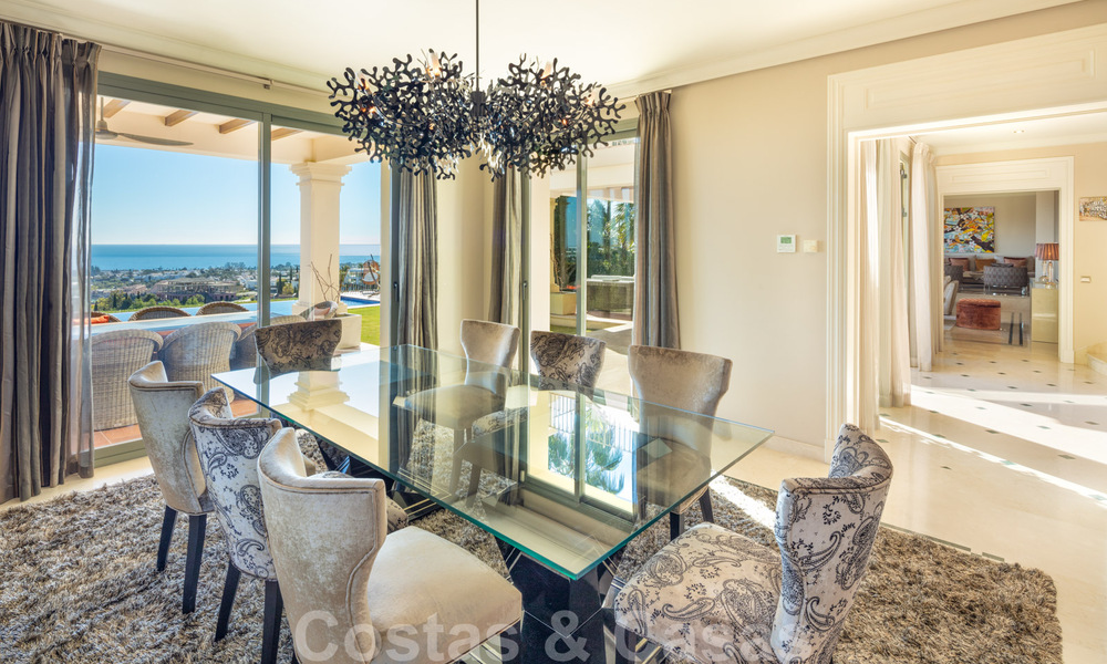 Charmante, Spaanse, luxevilla te koop, eerstelijns golf met open uitzicht over de golfbaan en de zee in Marbella - Benahavis 40883