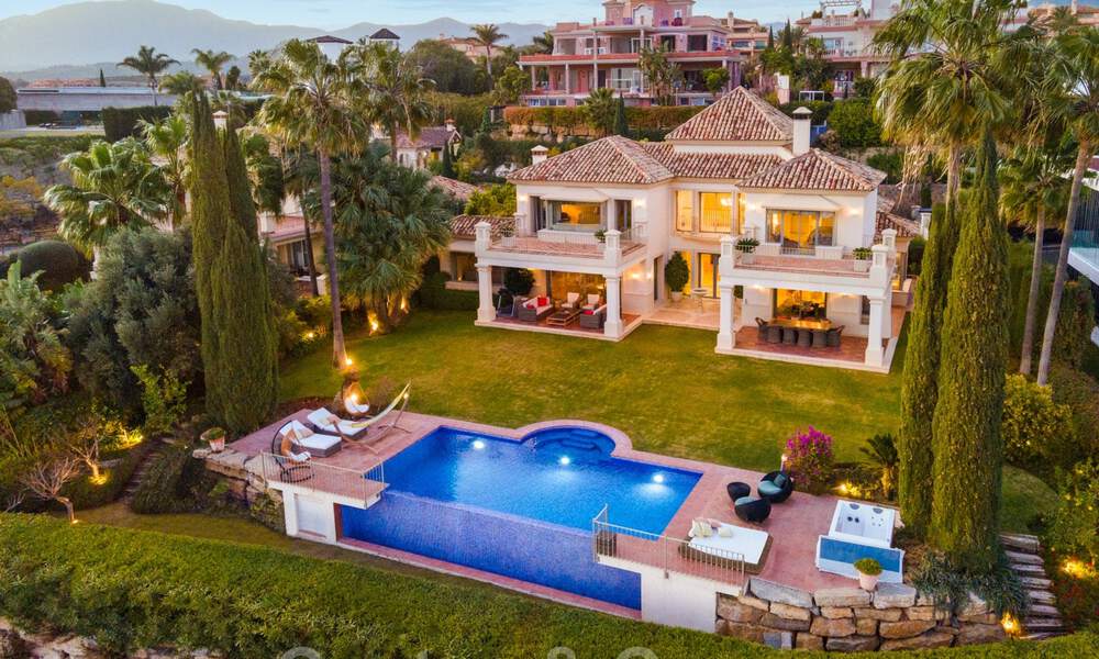 Charmante, Spaanse, luxevilla te koop, eerstelijns golf met open uitzicht over de golfbaan en de zee in Marbella - Benahavis 40886