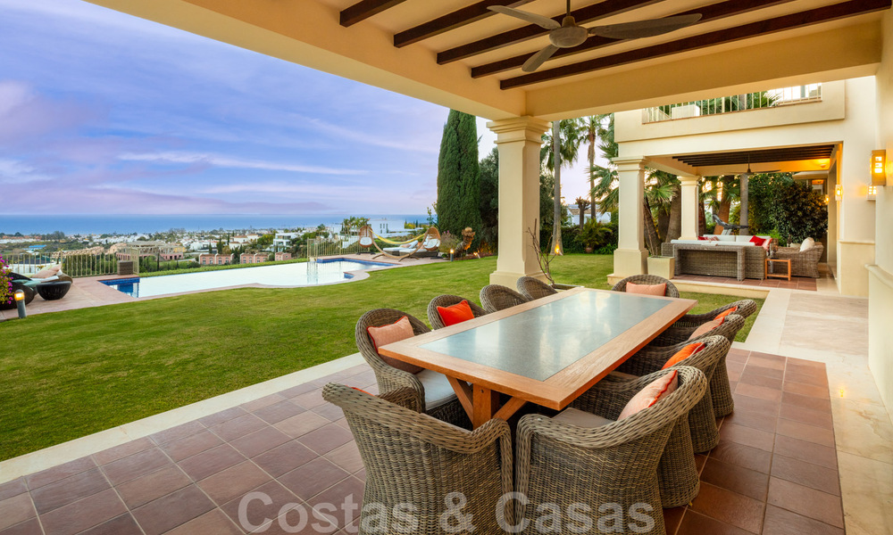 Charmante, Spaanse, luxevilla te koop, eerstelijns golf met open uitzicht over de golfbaan en de zee in Marbella - Benahavis 40889