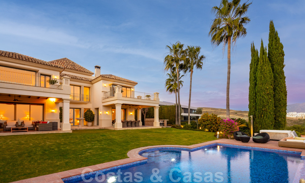 Charmante, Spaanse, luxevilla te koop, eerstelijns golf met open uitzicht over de golfbaan en de zee in Marbella - Benahavis 40891