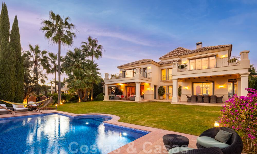 Charmante, Spaanse, luxevilla te koop, eerstelijns golf met open uitzicht over de golfbaan en de zee in Marbella - Benahavis 40892
