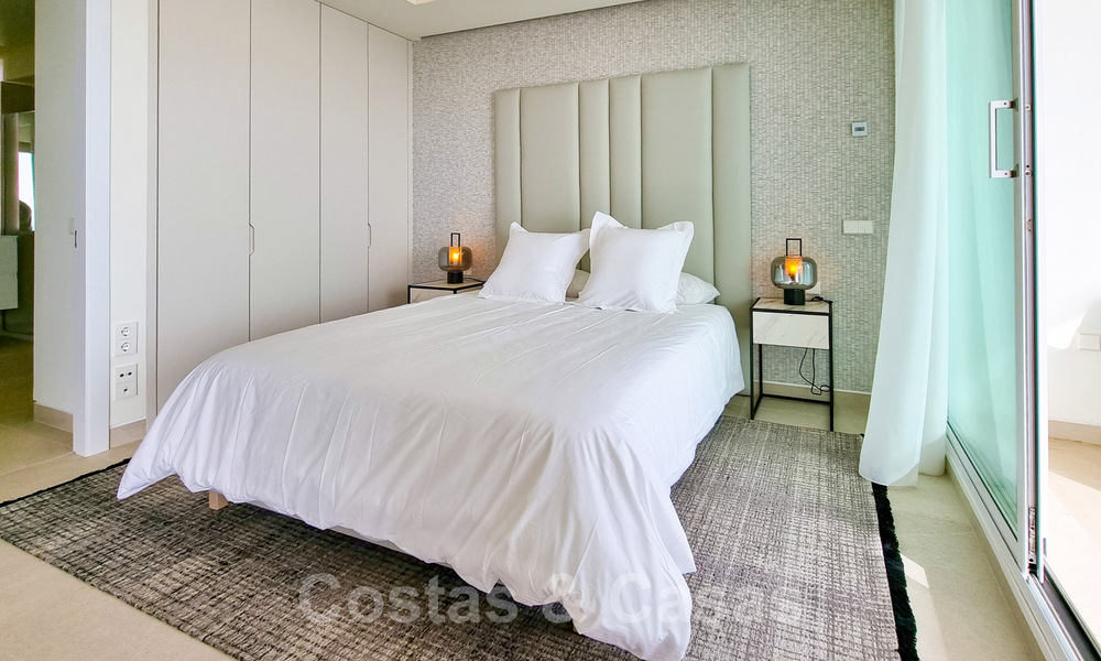 Recent gerenoveerde, luxueuze penthouses te koop, op eerstelijnsstrand met een adembenemend zeezicht, in het centrum van Estepona 40627
