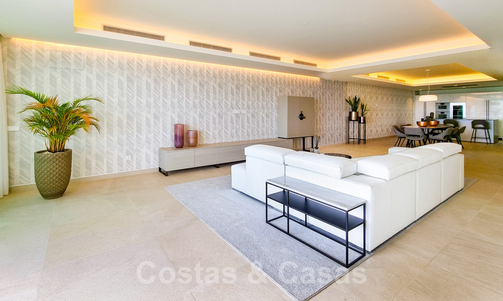 Recent gerenoveerde, luxueuze penthouses te koop, op eerstelijnsstrand met een adembenemend zeezicht, in het centrum van Estepona 40628