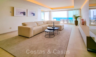 Recent gerenoveerde, luxueuze penthouses te koop, op eerstelijnsstrand met een adembenemend zeezicht, in het centrum van Estepona 40641 
