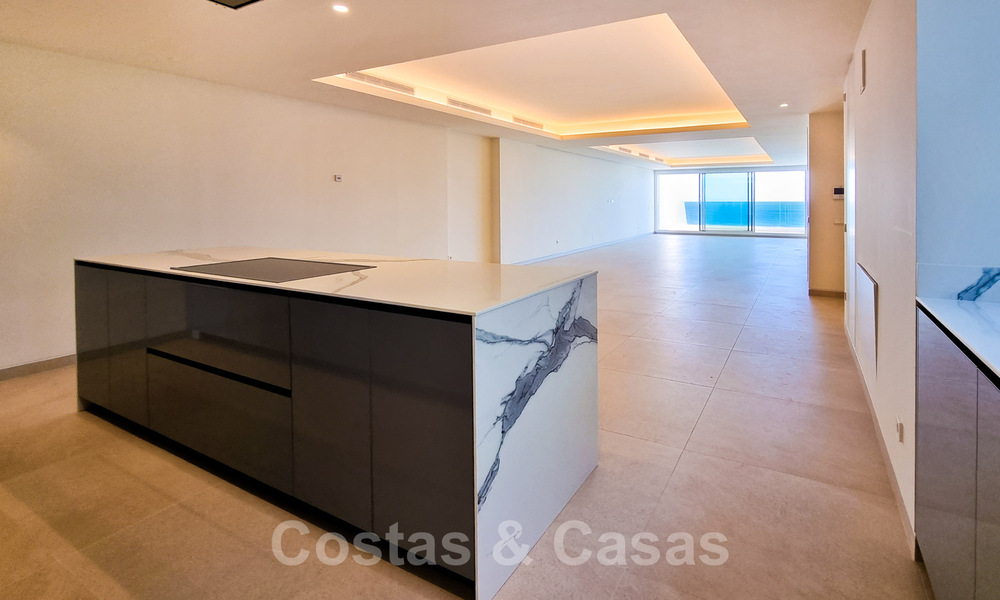 Recent gerenoveerde, luxueuze penthouses te koop, op eerstelijnsstrand met een adembenemend zeezicht, in het centrum van Estepona 40652