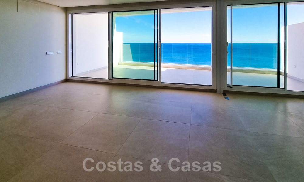 Recent gerenoveerde, luxueuze penthouses te koop, op eerstelijnsstrand met een adembenemend zeezicht, in het centrum van Estepona 40653