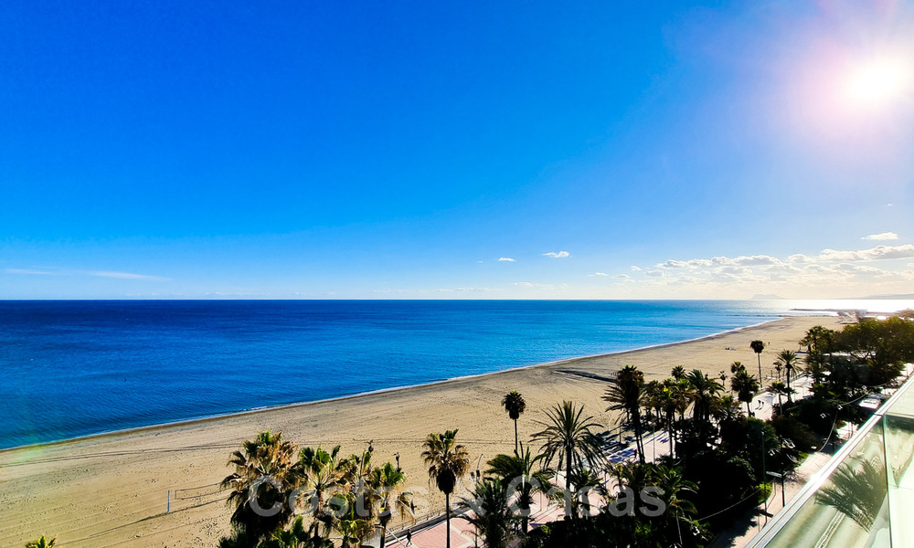 Recent gerenoveerde, luxueuze penthouses te koop, op eerstelijnsstrand met een adembenemend zeezicht, in het centrum van Estepona 40656