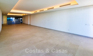 Recent gerenoveerde, luxueuze penthouses te koop, op eerstelijnsstrand met een adembenemend zeezicht, in het centrum van Estepona 40659 