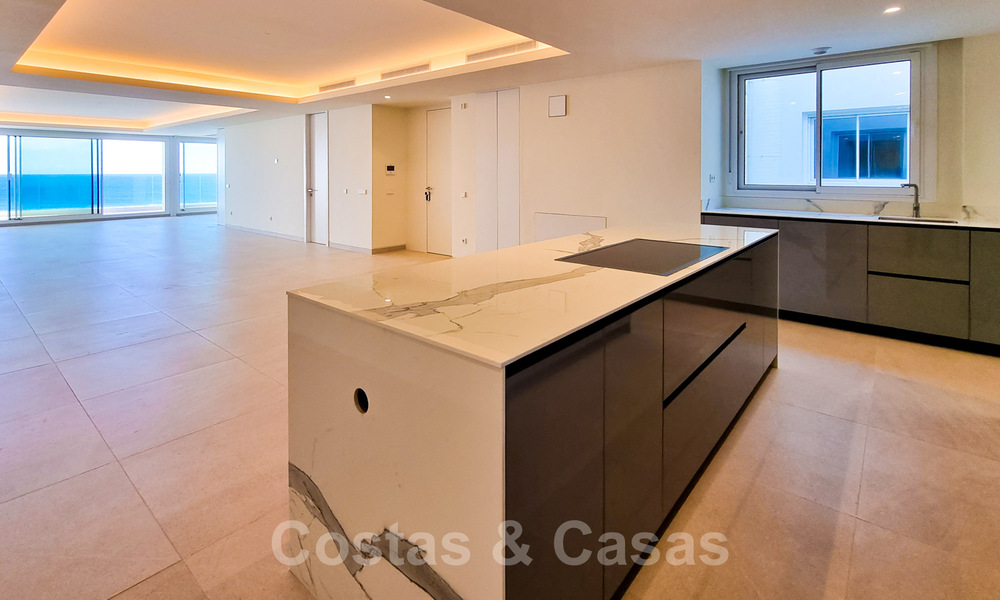 Recent gerenoveerde, luxueuze penthouses te koop, op eerstelijnsstrand met een adembenemend zeezicht, in het centrum van Estepona 40660